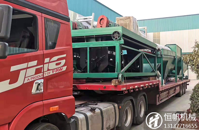 槽式翻拋機(jī)、滾筒篩分機(jī)裝車