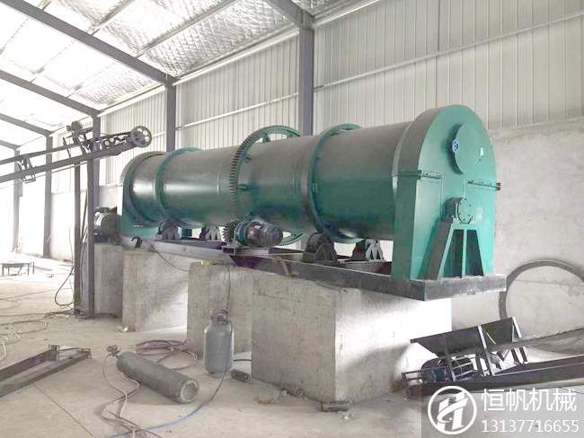 有機肥生產線的出現使無人問津的豬糞成了“香餑餑”(圖1) 豬糞有機肥生產線