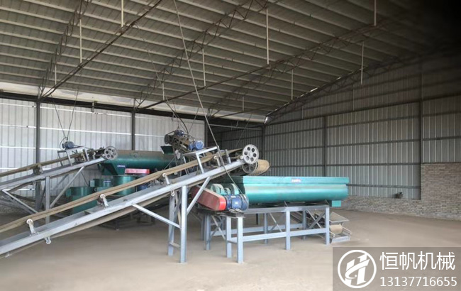 有機(jī)肥料怎么生產(chǎn)?都需要用到什么設(shè)備搭配更劃算?(圖1) 內(nèi)蒙古年產(chǎn)3萬噸牛糞有機(jī)肥造粒線現(xiàn)場