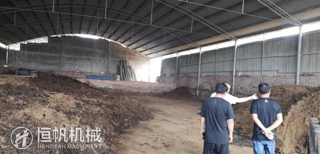 鄭州恒帆機(jī)械為溫縣客戶實(shí)地規(guī)劃年產(chǎn)三萬噸牛糞有機(jī)肥生產(chǎn)線項(xiàng)目(圖3) 牛糞倉(cāng)儲(chǔ)廠區(qū)參觀