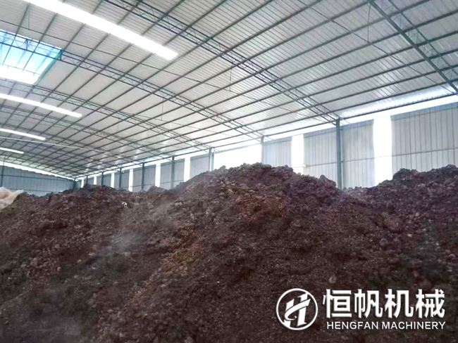 “翻堆機(jī)”挑起有機(jī)肥生產(chǎn)頭道工序的大梁(圖1) 有機(jī)肥料發(fā)酵